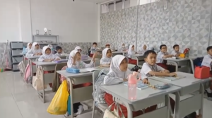 Bernyanyi bahasa Inggris tentang preposition